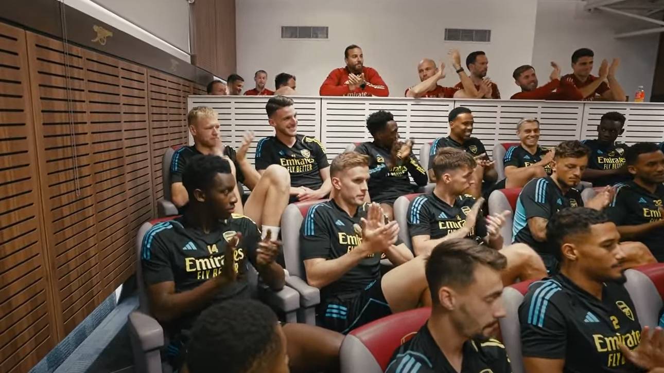 Declan Rice (hinten 2.v.l.) wird beim FC Arsenal begrüßt