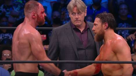 William Regal führte bei AEW Revolution Jon Moxley (l.) und Bryan Danielson zusammen