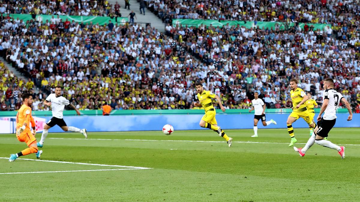BERLIN, GERMANY - MAY 27: Ante Rebic (R) of Frankfurt scores his team's first goal during the DFB Cup final match between Eintracht Frankfurt and Borussia Dortmund at Olympiastadion on May 27, 2017 in Berlin, Germany.  (Photo by Alex Grimm/Bongarts/Getty Images)
