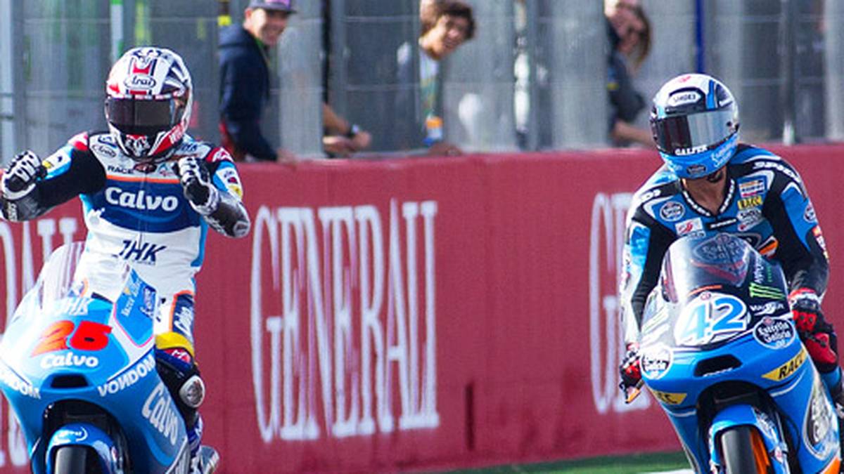 In Valencia bekommen die Zuschauer 2013 eine der spannendsten Meisterschafts-Entscheidungen aller Zeiten zu sehen. Erst auf der Start-und Zielgeraden in Valencia holt sich dabei Maverick Vinales den Moto3-Weltmeistertitel gegen Alex Rins, der in der letzten Kurve noch in Führung liegt. Zwei Stürze des führenden Luis Salom sowie ein Fahrfehler von Rins bescheren dem schon geschlagen geglaubten Vinales doch noch den Titel
                  