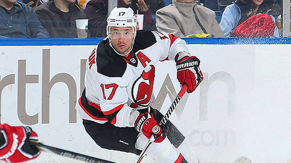 Aber es ging noch weiter: 2010 legten die New Jersey Devils Ilja Kowaltschuk einen Vertrag über sage und schreibe 17 Jahre vor. Der russische Wunderstürmer war zu diesem Zeitpunkt 27 Jahre alt, hätte also bis in sein 45. Lebensjahr das Trikot der Devils getragen 