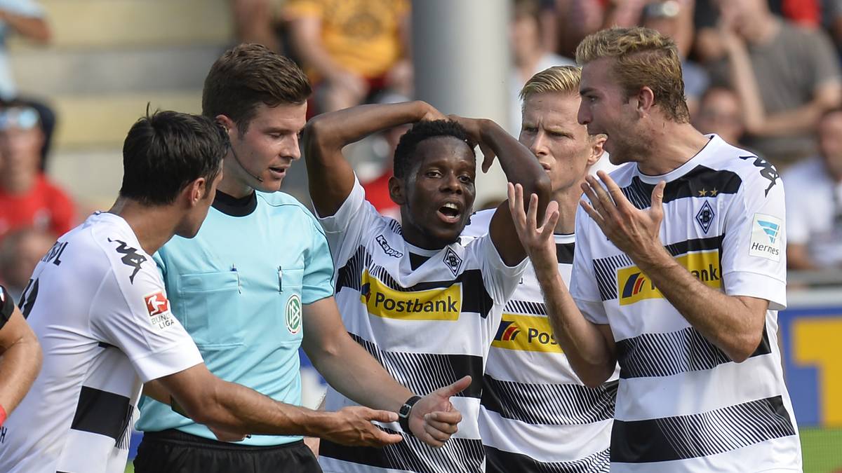 Die Gladbacher versuchen, Schiedsrichter Harm Osmers vom Gegenteil einer Entscheidung zu überzeugen - erfolglos