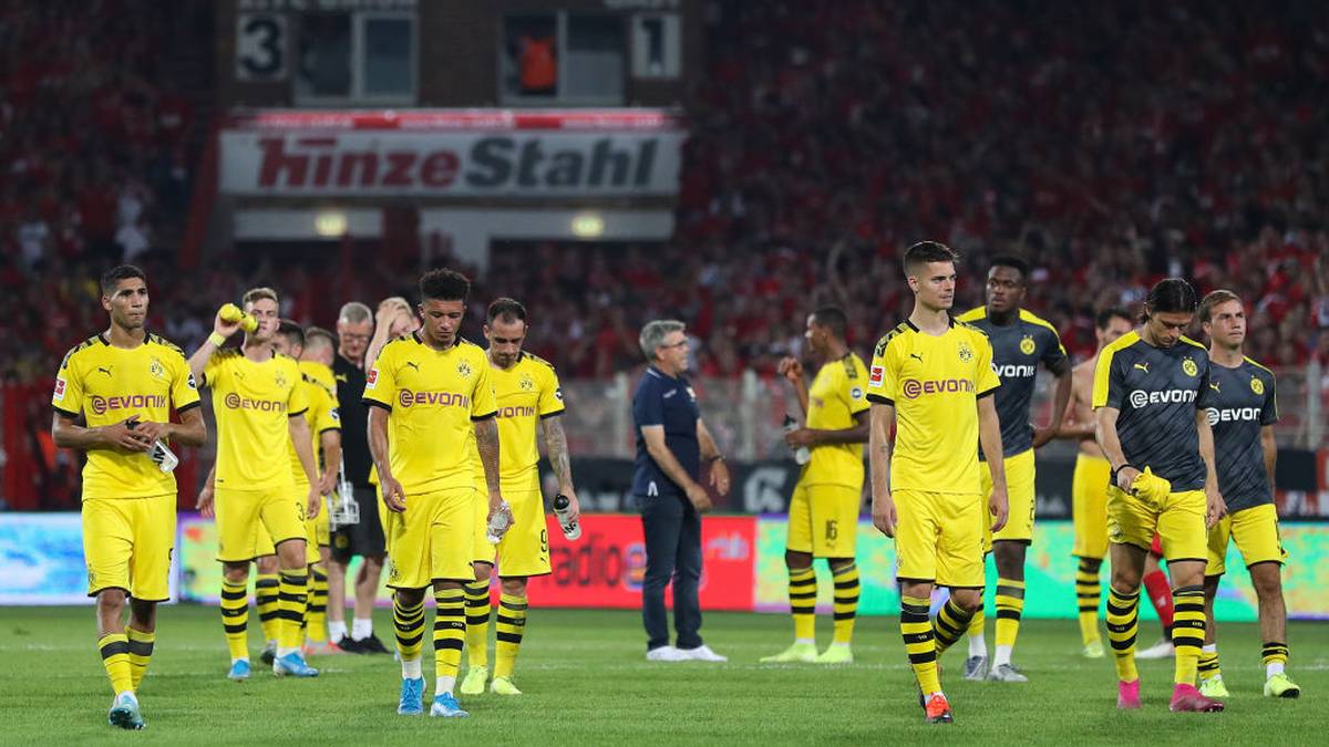 BERLIN, GERMANY - AUGUST 31: Borussia Dortmund players show their dejection during the Bundesliga match between 1. FC Union Berlin and Borussia Dortmund at Stadion An der Alten Foersterei on August 31, 2019 in Berlin, Germany. (Photo by Maja Hitij/Bongarts/Getty Images)