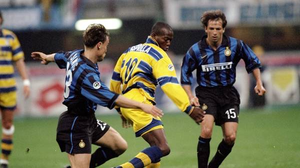 9 May 1999:  Faustino Asprilla of Parma in action against Dario Simic and Benoit Cauet of Inter Milan during the Serie A match against Inter Milan played at the San Siro Stadium in Milan, Italy.  The match finished in a 1-3 win for Parma.   \ Mandatory Credit: Allsport UK /Allsport