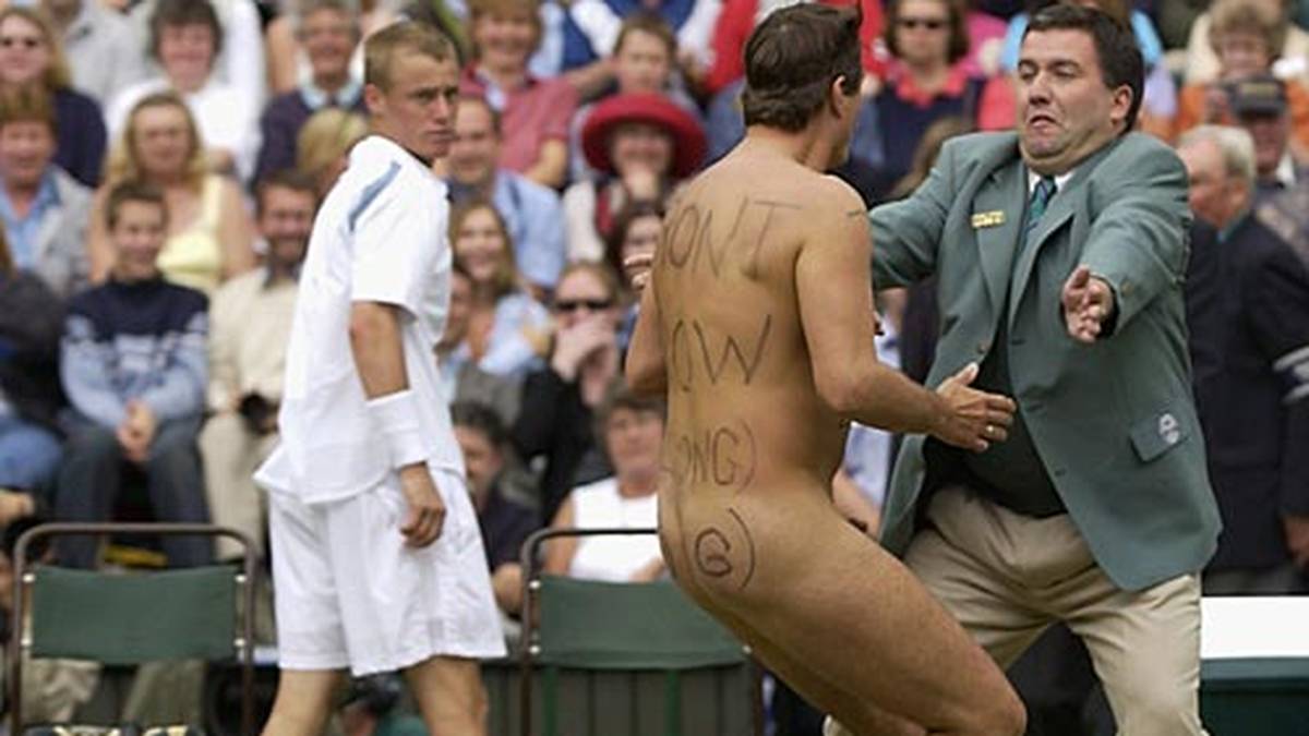 Auch der heilige Rasen von Wimbledon bleibt nicht verschont: Beim Finale zwischen Lleyton Hewitt und David Nalbandian 2002 kann dieser Fan nicht an sich halten