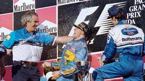 Formel 1: Flavio Briatore über Michael Schumacher und Sebastian Vettel, Michael Schumacher (mitte)  freut sich mit Flavio Briatore über einen Sieg in Japan