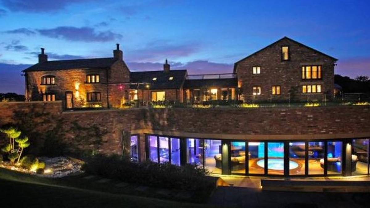 Das Highlight des Anwesens befindet sich im Keller: Denn dort gibt es eine komplette Disko mit professionellem Soundsystem und…