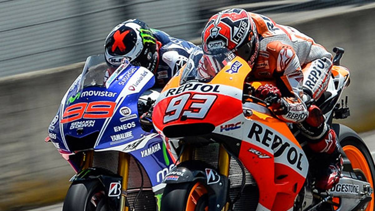 2014 ist das Jahr des Marc Marquez. Doch obwohl der Spanier bisher alle zehn Saisonrennen für sich entscheidet, muss er dabei das eine oder andere Mal mehr kämpfen als ihm lieb ist. Besonders in Erinnerung ist dabei das Duell mit Lorenzo in Mugello. In den letzten sieben Runden überholen sich die beiden Spanier mehrmals gegenseitig, ehe wieder einmal Marquez am Ende als Erster über die Ziellinie rast. Dank der höheren Geschwindigkeit seiner Honda rettet Marquez 0,121 Sekunden über die Ziellinie
                  