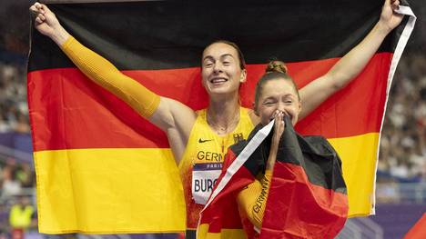 Alexandra Burghardt (l.) bejubelt zusammen mit Gina Lückenkemper ihr Staffel-Bronze in Paris