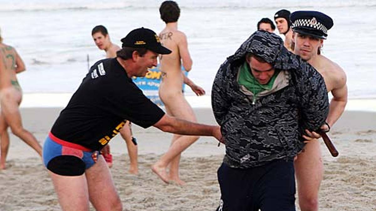 Ein angezogener Flitzer stört eine Nackt-Rugby-Partie. Die Polizei hat jedoch alles im Griff