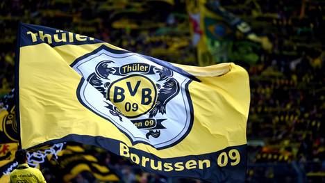 BVB-Fans schwenken eine Fahne