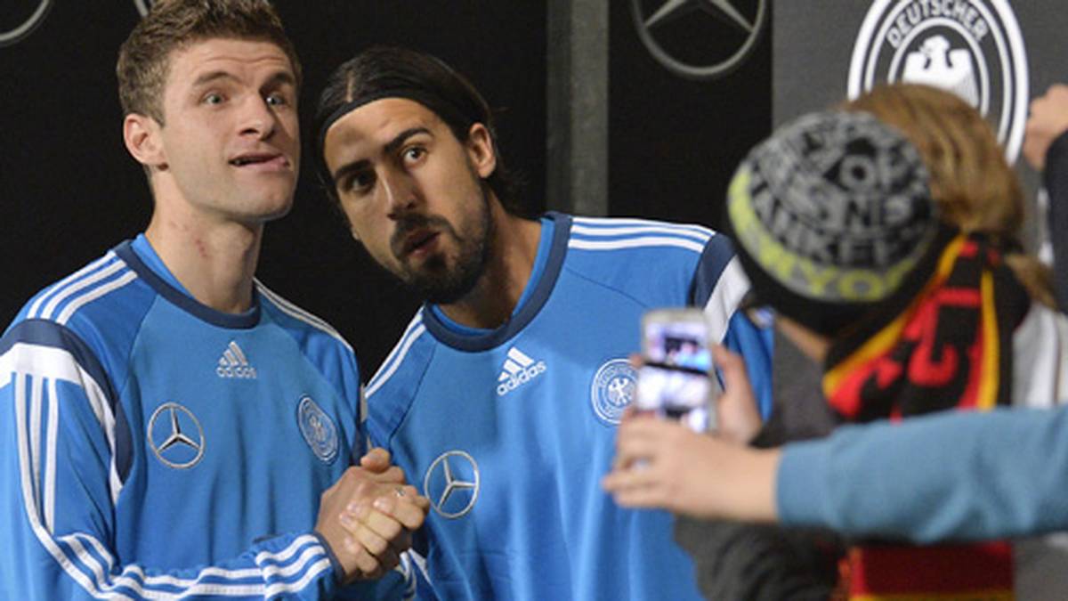 Willkommen in Nürnberg. Thomas Müller (l.) und Sami Khedira haben vor dem Spiel noch Zeit für Blödeleien. Zum Anstoß fordert Bundestrainer Joachim Löw aber wieder Ernsthaftigkeit - auch wenn es nur gegen Gibraltar geht. SPORT1 zeigt die Bilder des Spiels
