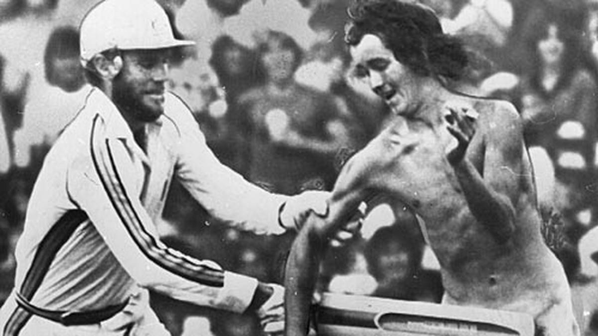 Flitzen ist kein Phänomen der Neuzeit. 1979 bereitet Cricket-Spieler Greg Chappell diesem Ausflug eines Fans ein schmerzhaftes Ende