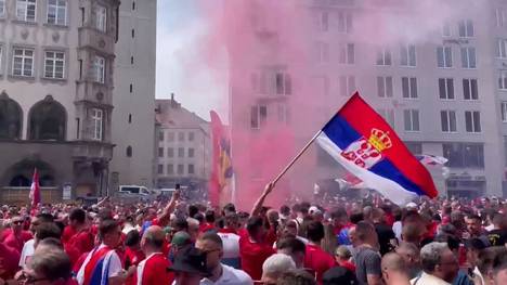 Für Serbien und Slowenien könnte die Fussball-EM genauso schnell enden, wie sie angefangen hat. Beide Mannschaften hoffen auf den ersten Sieg und wichtige Punkte. Die Fans wissen um den Ernst der Lage und bringen sich in der Münchner Innenstadt in Stimmung.