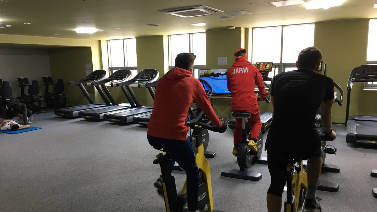 Im Fitnesscenter können sich die Athleten auf ihre Wettkämpfe vorbereiten und gleichzeitig ihren Kollegen am Fernseher zusehen