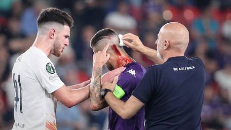 Im Finale der Conference League wird Florenz-Profi Cristiano Biraghi (M.) durch einen Becherwurf verletzt