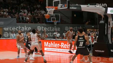 Die BBL-Highlights der Basketball-Partie Fitness First Würzburg Baskets - ratiopharm ulm im Video.