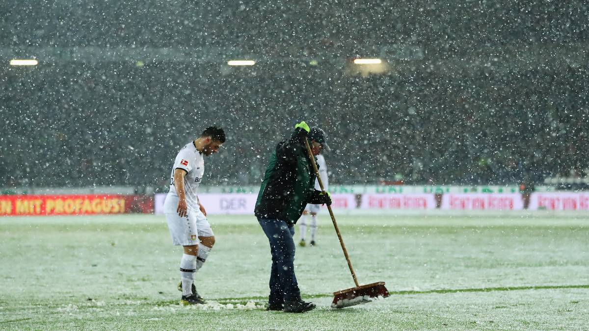Auch Bayer-Doppelpacker Kevin Volland beteiligt sich bei der Schneebeseitigung