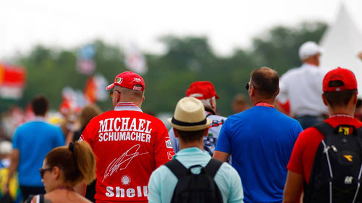 Die Zuschauer strömen wieder zahlreich an die Strecke. Die Ferrari-Fans schwelgen dabei noch in Erinnerungen an die erfolgreicheren Zeiten mit Michael Schumacher