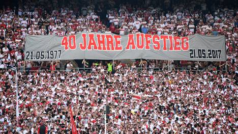Die Anhänger des VfB Stuttgart feiern die Rückkehr in die Bundesliga