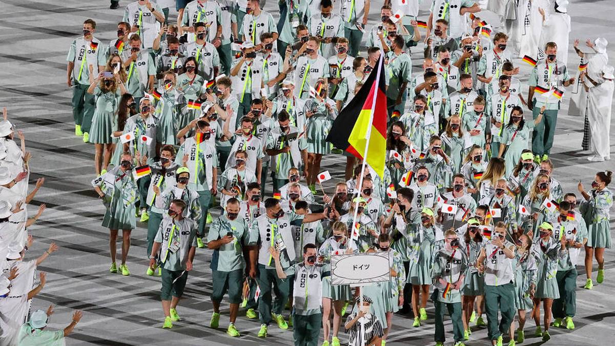 Laura Ludwig und Patrick Hausding tragen die deutsche Fahne ins Olympiastadion