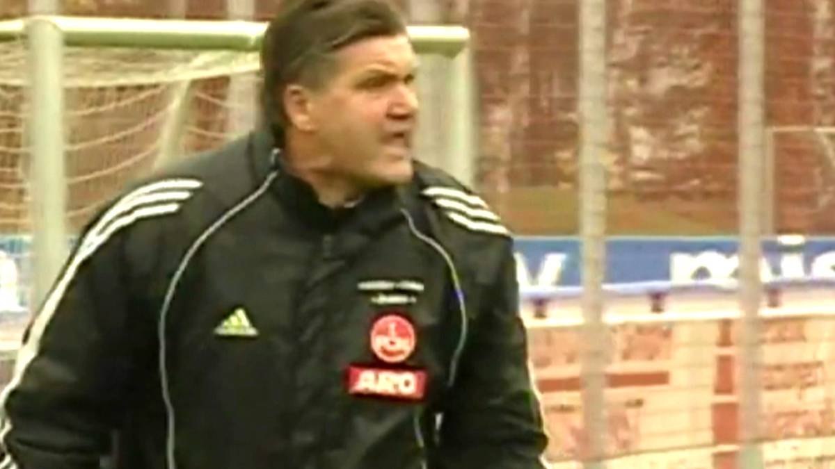C'era una volta Hans Mayer che faceva un'apparizione leggendaria sul campo di allenamento di Norimberga - e poi la commentava con compiacimento nello studio SPORT1.