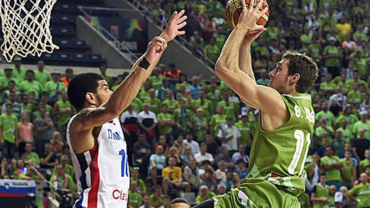 Bei den Slowenen ist das Spiel keine so deutliche Angelegenheit. Die Europäer mühen sich beim 71:61 gegen die Dominikanische Republik lange Zeit, doch dann übernimmt Phoenix' NBA-Star Goran Dragic hievt sein Team mit 18 Punkten ins Viertelfinale