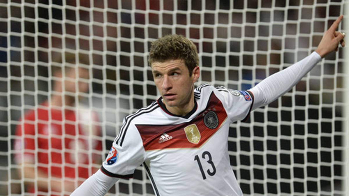 Der Torjäger macht auch sofort ernst. Nach zwölf Minuten nutzt Müller einen Patzer von Torwart Robba aus und trifft zur Führung