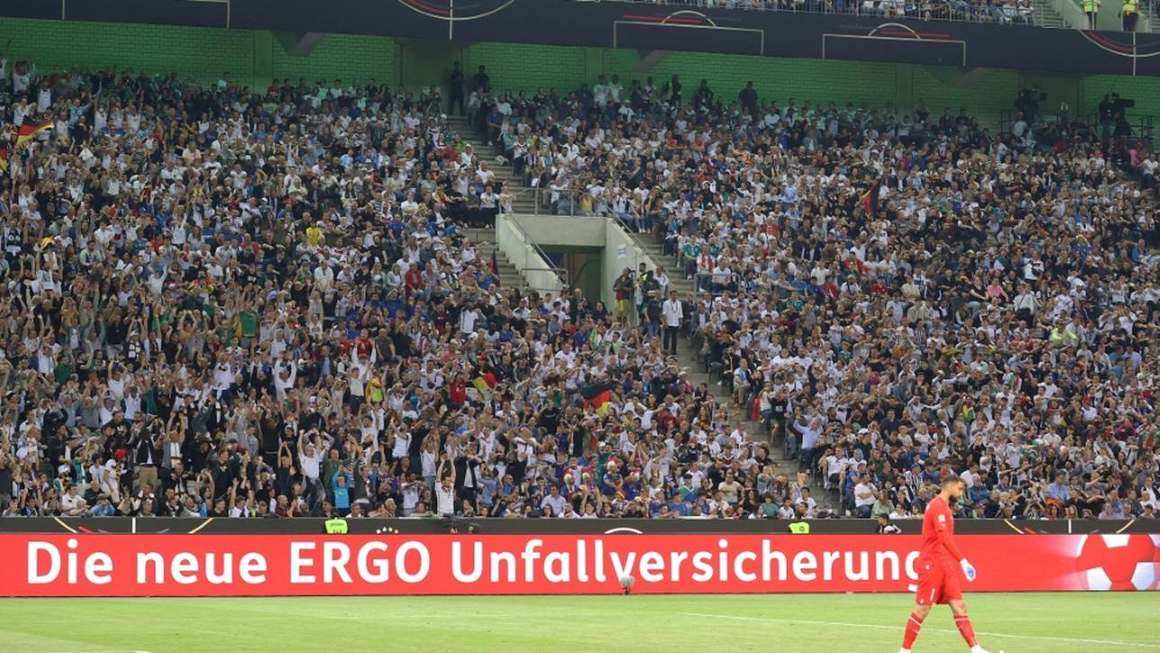 Banner in der Arena: Polizei kontrolliert Fan-Gruppe