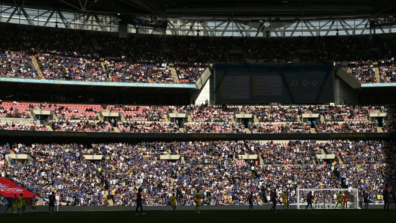 England: Automatische Sperren für Platzsturm und Pyrotechnik