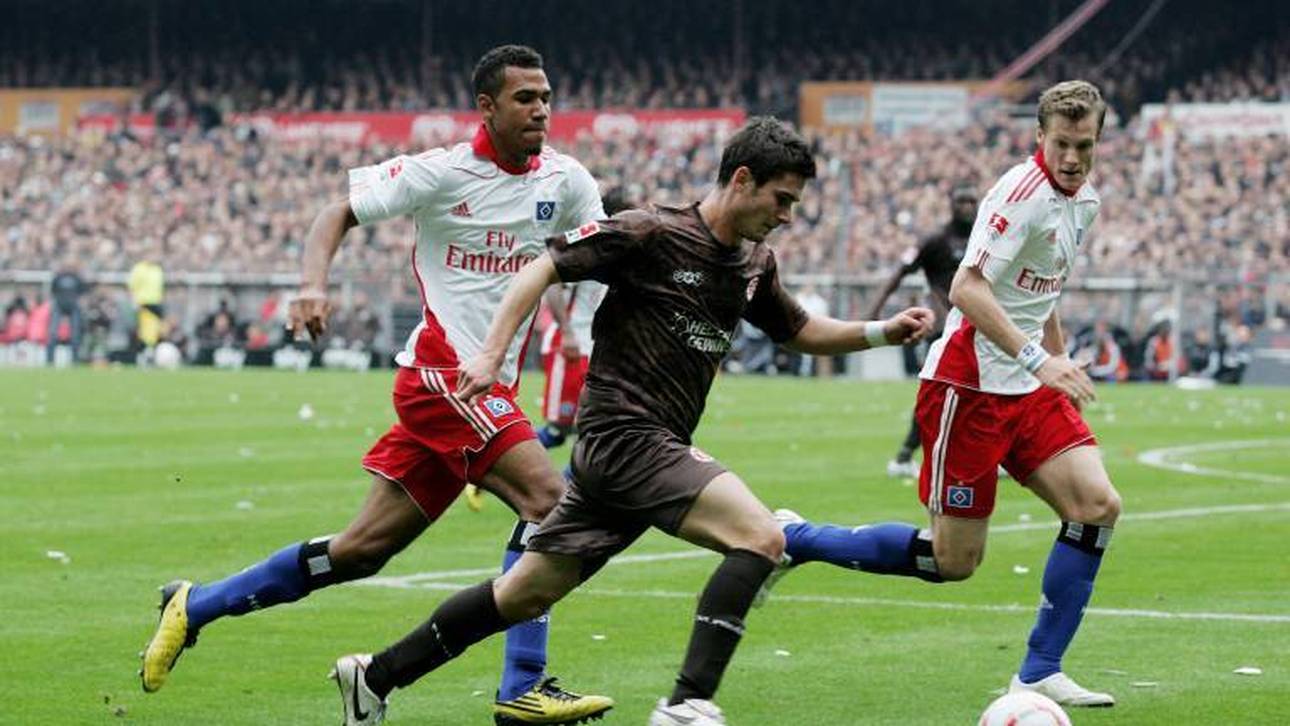 Fin Bartels (M., gegen Eric Maxim Choupo-Moting und Marcell Jansen) bestritt 2010/11 zwei Derbys für St. Pauli