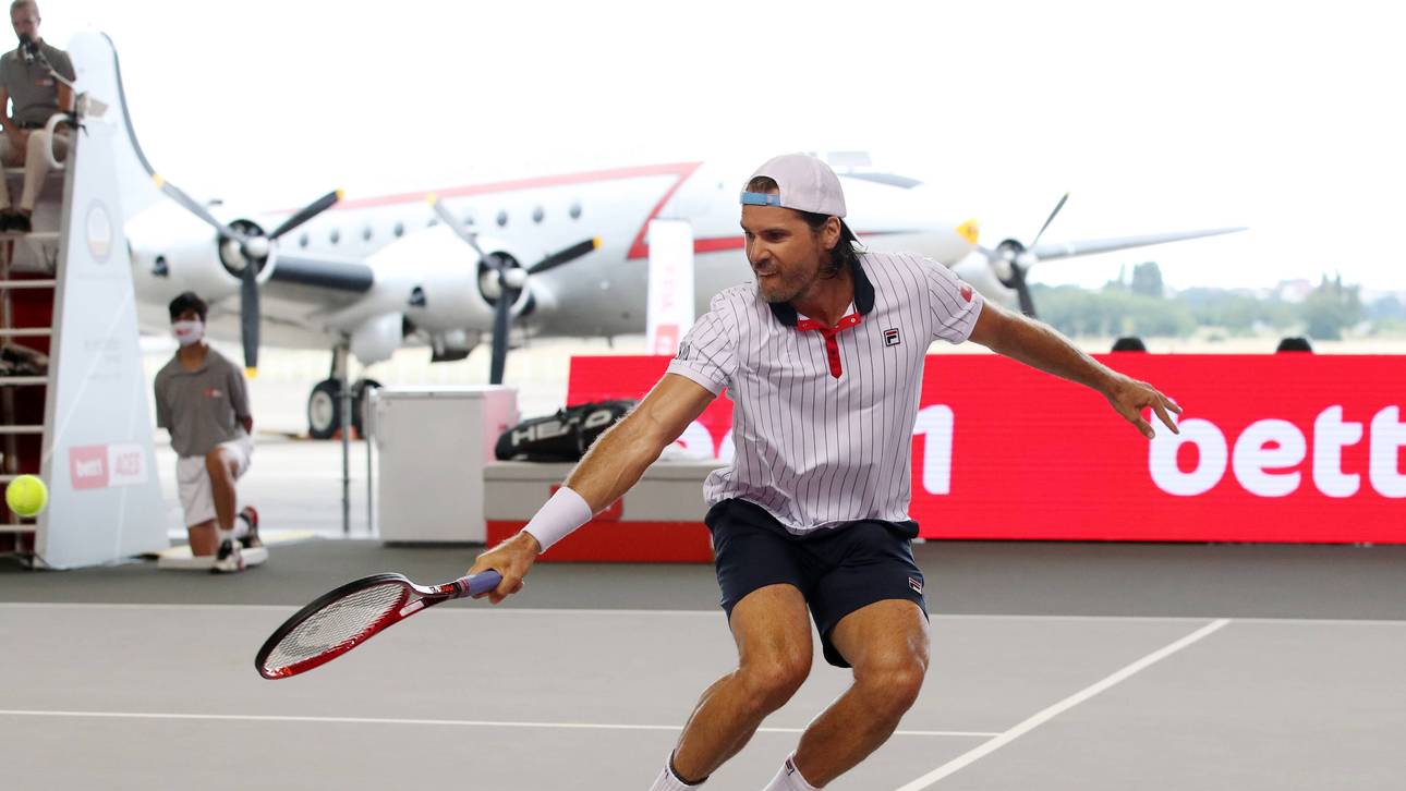 Oldie Haas gewinnt deutsches Duell