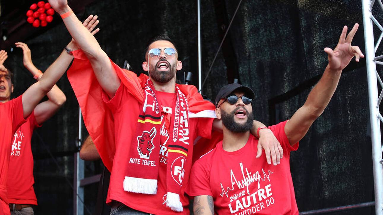 Im Party-Modus: Hikmet Ciftci (l.) und Terrence Boyd feierten mit den Fans ausgelassen den Aufstieg auf dem Stiftsplatz in Kaiserslautern