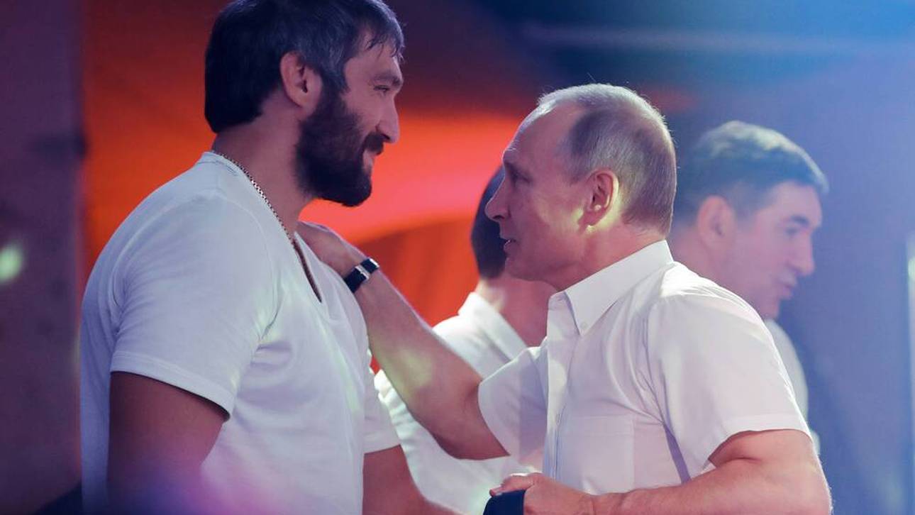 Alexander Owetschkin und Wladimir Putin bei einer Begegnung im Jahr 2017