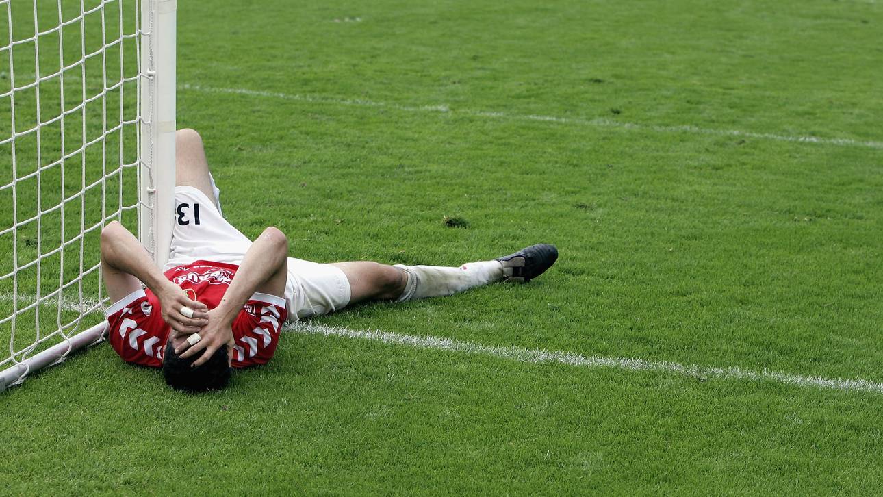 Augsburgs Michael Wenczel nach dem Abpfiff des Spiels gegen Jahn Regensburg