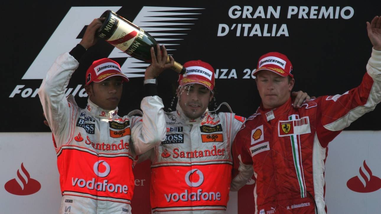 Als Teamkollegen hatten sich Lewis Hamilton (l.) und Fernando Alonso (M.) nur wenig zu sagen