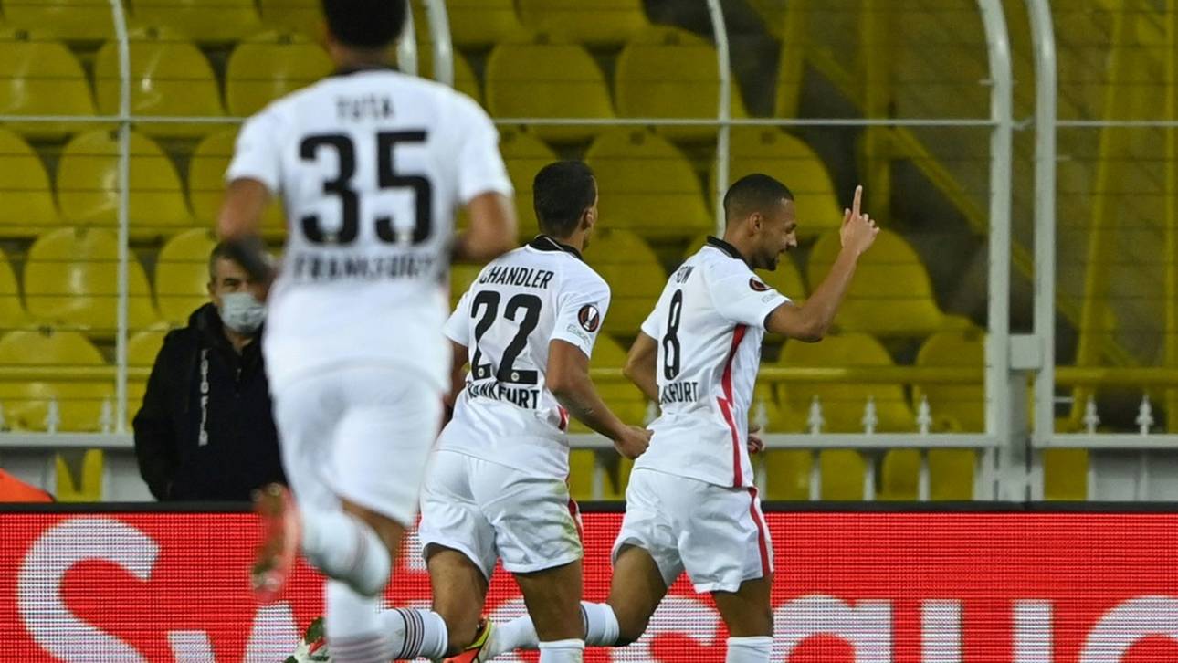 Ohne Zwischenstopp ins Achtelfinale: Frankfurt ohne Glanz zum Ziel