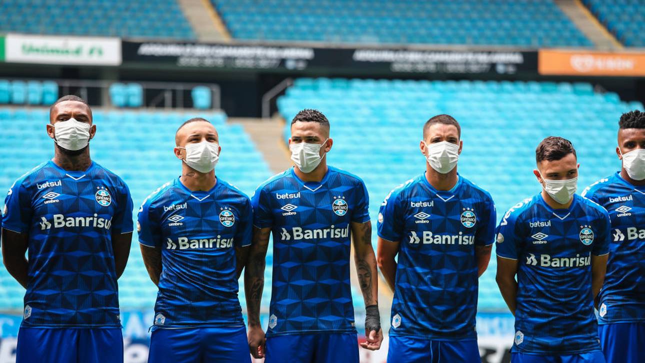 Virologe für Fußball mit Atemmasken