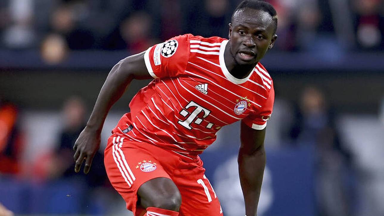 Mané wechselte in der Pause seine Schuhe. Nach dem Seitenwechsel trug er blaue Schlappen