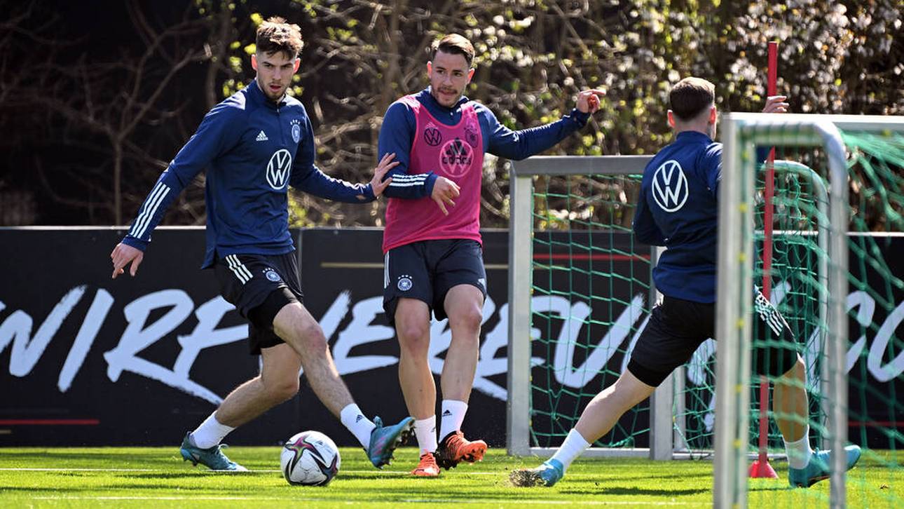 Mitspieler lachen über DFB-Profi