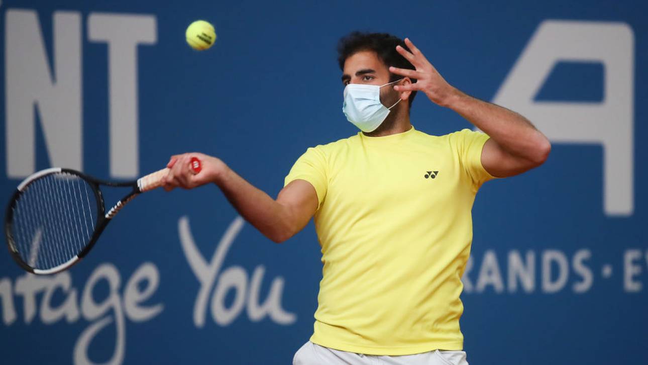 Tennis-Profi trägt Maske bei Turnier