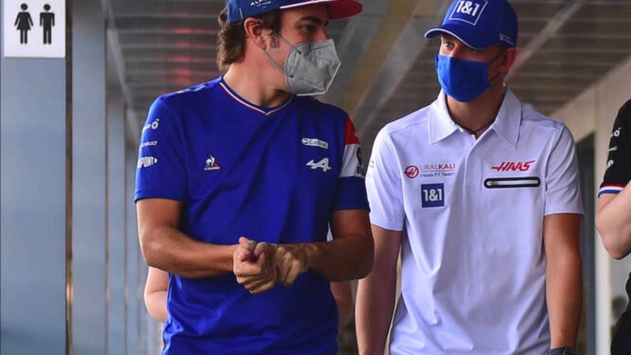 Nach Crash: Alonso umarmt Schumacher