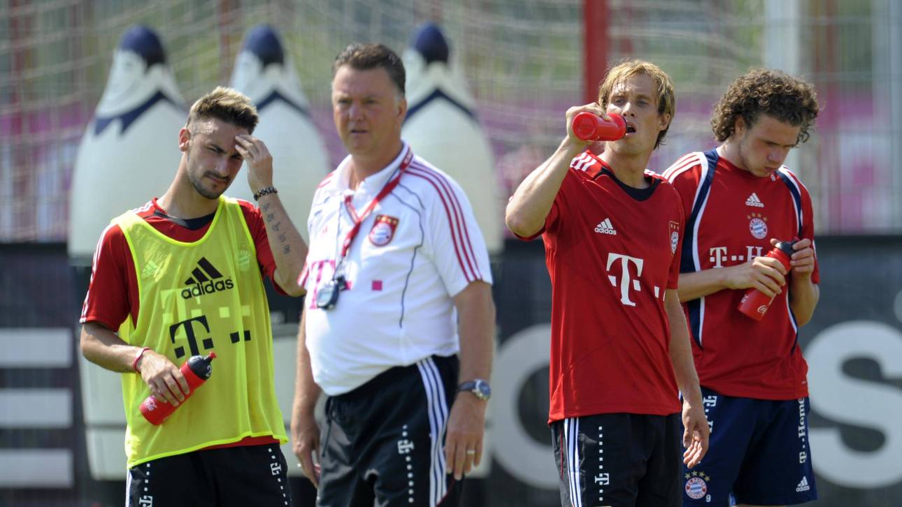 Diego Contento (l.) und Andreas Ottl (3.v.l.) im Training bei Louis van Gaal