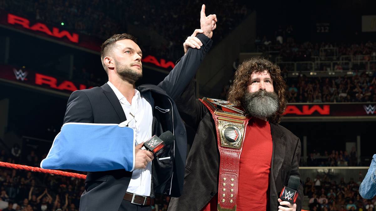 22. AUGUST 2016 - Bitter! Einen Abend, nachdem sich der frisch in den Hauptkader vorgerückte Finn Balor zum ersten Universal Champion gekrönt hat, muss er den Titel verletzungsbedingt gleich wieder abgeben. Bis heute hat sich seine Karriere nicht ganz von diesem Rückschlag erholt