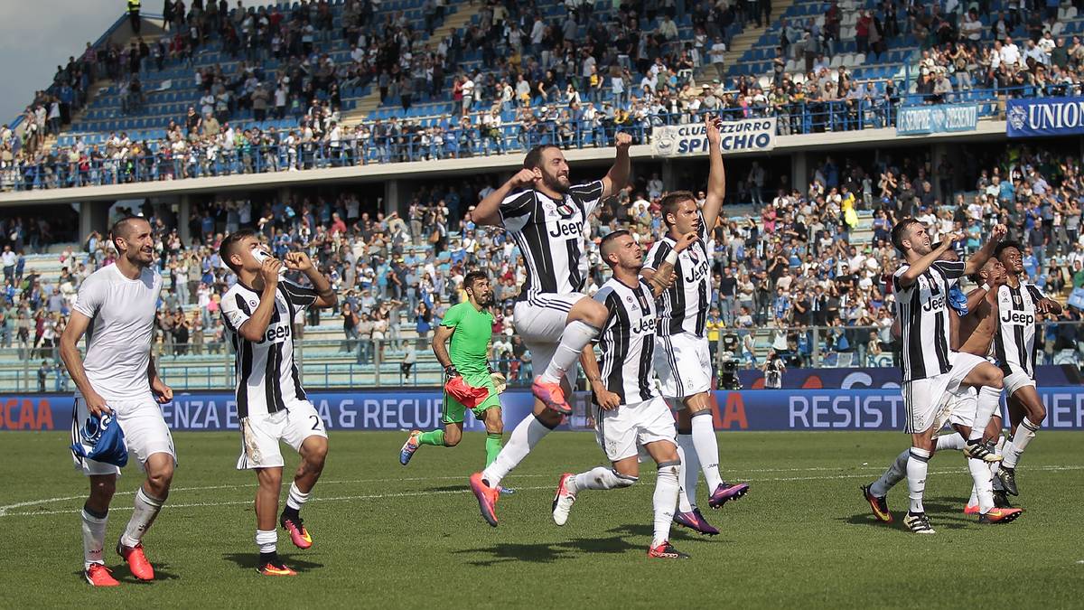 7. PLATZ - JUVENTUS TURIN (395 Millionen Euro): In der Vorbereitung wurde Gonzalo Higuain noch als Pummelchen verschmäht. Mit Ligastart macht der 90-Millionen-Mann wieder das, was er am liebsten tut: Tore schießen. Ab gewissen Größenordnungen hat Geld eben doch den Wert, den es verspricht