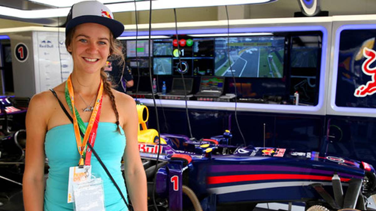 Weltmeisterin trifft Weltmeister-Team: Die Junioren-Weltmeisterin im Snowboard, Panka Gyarmati, stattet in ihrer ungarischen Heimat der Red-Bull-Box einen Beusch ab