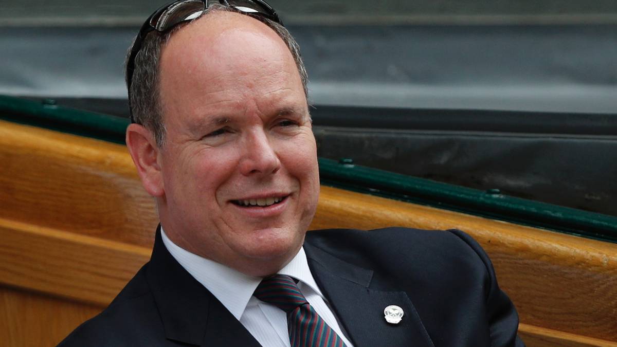 Auch aus dem Ausland ist adliger Besuch zu Gast in Wimbledon: Der bekanntermaßen sportinteressierte Fürst Albert von Monaco verfolgt das Geschehen aus der Nähe