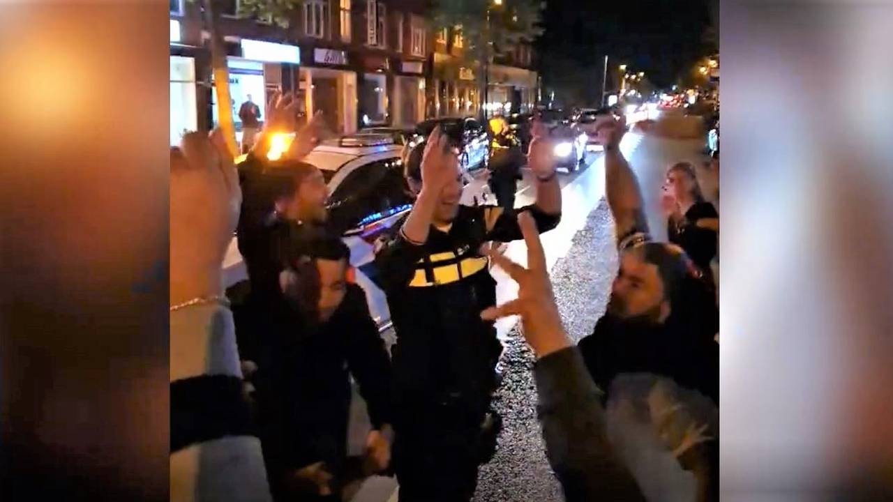 Nach Süper-Lig-Meisterschaft: Polizei feiert ausgelassen mit Trabzonspor-Fans