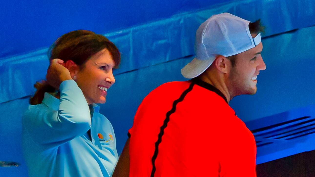 Tennis-Profi küsst Linienrichterin