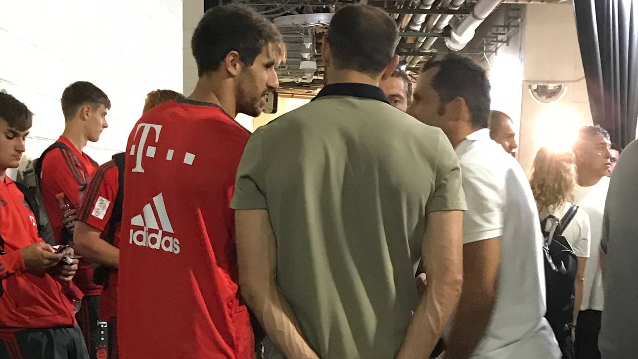 Nach dem Spiel sieht man das dick bandagierte Knie von Javi Martinez
